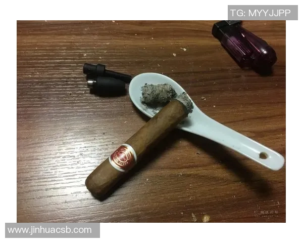 足球明星享受奢华生活抽雪茄的真实瞬间曝光引发热议